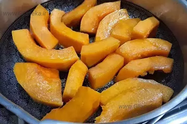 دسر کدو حلوایی کدو خورد شده در ظرف درست کردن کدو حلوایی