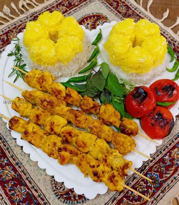 جوجه کباب سیخ چوبی همراه با برنج سفید و گوجه کبابی با تزئینات