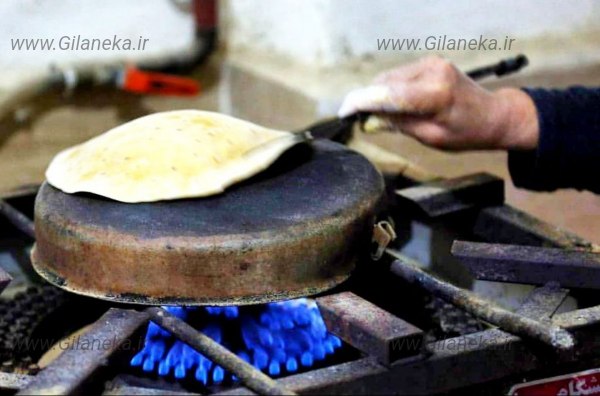 نان خلفه گیلانی روی تابه